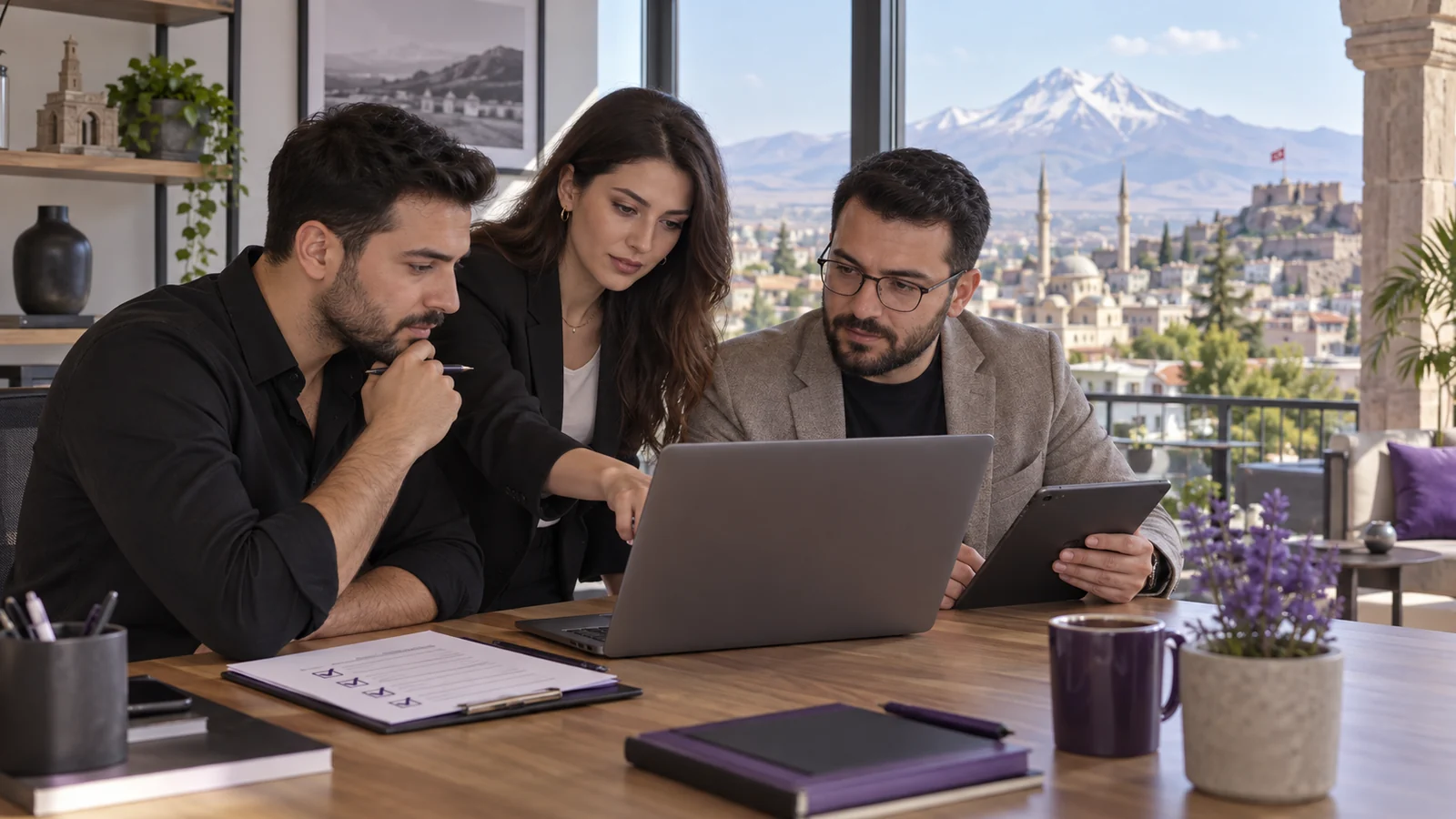 Aksaray web tasarım firması seçimi için teklif ve teknik kapsam inceleyen işletme ekibi